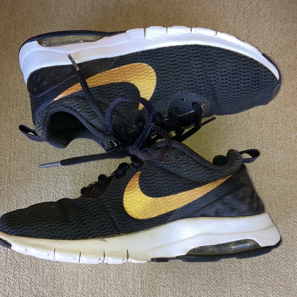 NIKE AIR Max Motion LW Womens Sneakers Size 6